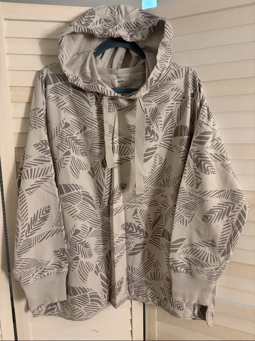 Aerie - Leaf-Print Hoodie in Light Gray
